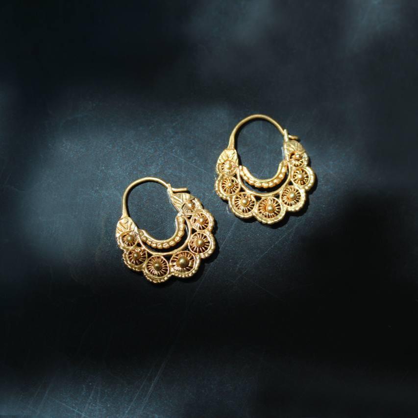 De Perlas Gold Hoop Earrings