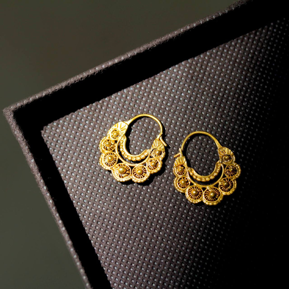 De Perlas Gold Hoop Earrings