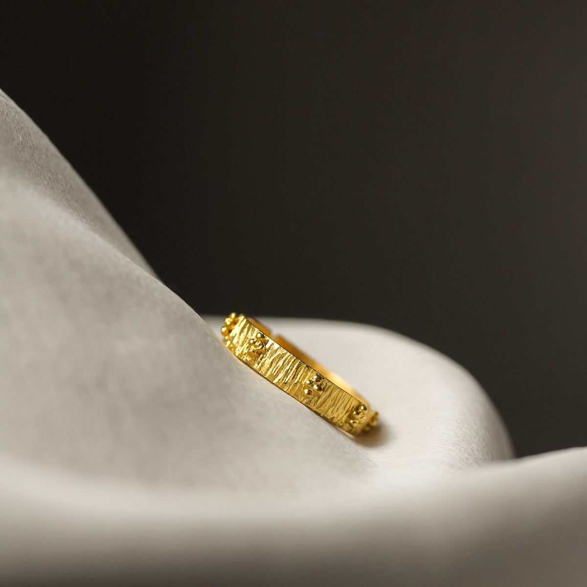 Patak Granulated Ring Band